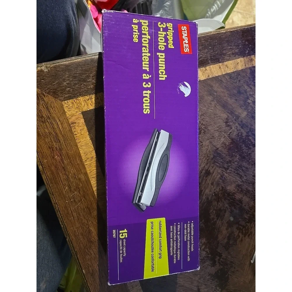 Staples Gripped 3 Hole Punch 15 Sheet Capacity Adjustable Punch Heads NIB 35707